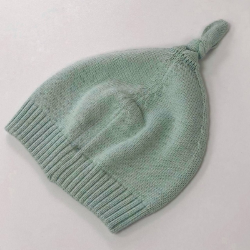 Căciulă tricotată pentru bebeluși cu pompon, nuanță verde mentă